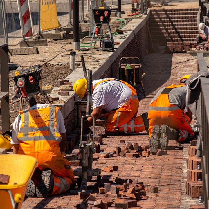 bauarbeiter-warnkleidung-pflastersteine