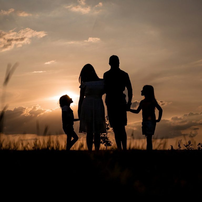 familie-sonnenuntergang-wiese familie-sonnenuntergang-wiese